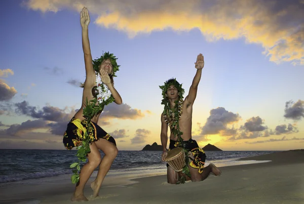Couple dancing hula — Stock Photo, Image