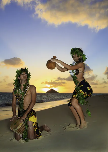 Pareja bailando hula —  Fotos de Stock