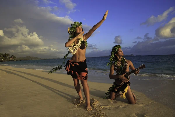 Coppia danza hula — Foto Stock