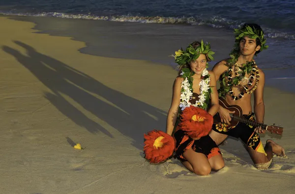Paar dansende hula — Stockfoto
