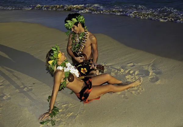 Pár táncoló hula — Stock Fotó