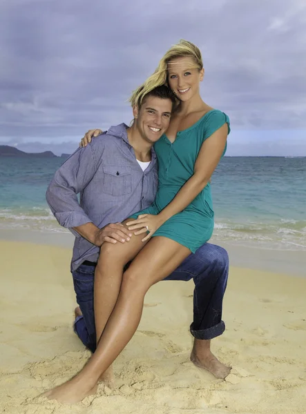 Appena sposati in spiaggia — Foto Stock