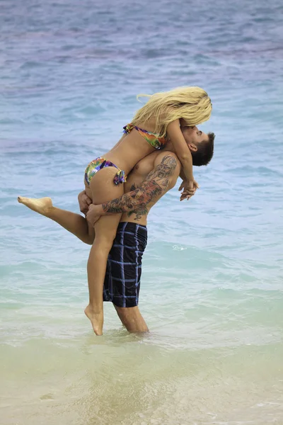 Couple on the beach — Stock Photo, Image