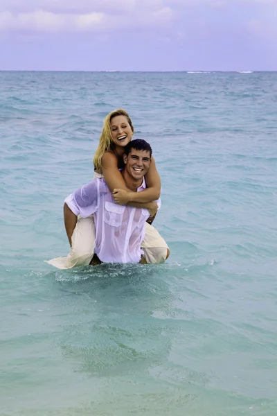 Wedding couple in the ocean — Stock Photo, Image