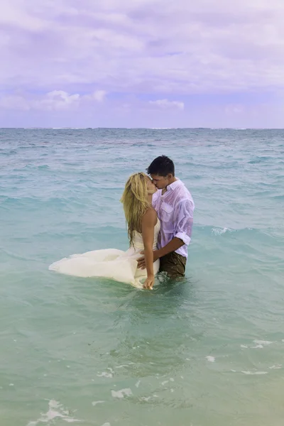 Pareja de boda en el océano —  Fotos de Stock