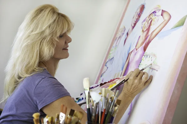 Ältere Frau malt in ihrem Atelier — Stockfoto
