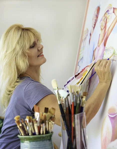 Mujer mayor pintando en su estudio —  Fotos de Stock