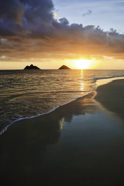 L'alba del Pacifico sulla spiaggia di lanikai — Foto Stock