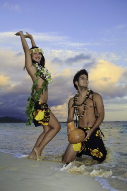 Çift okyanus tarafından hula dansı