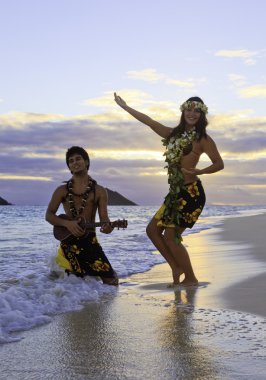 Çift okyanus tarafından hula dansı