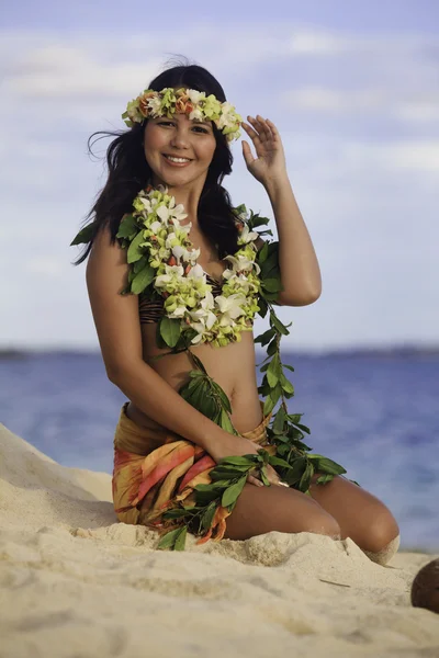Hawaii Plajda Otururken Çiçek Lei Giyen Hula Dansçı — Stok fotoğraf