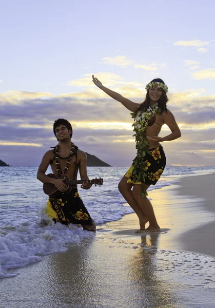 Paar tanzt Hula am Meer — Stockfoto