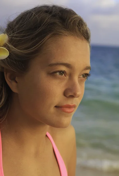 Porträt eines Mädchens am Strand von Hawaii — Stockfoto