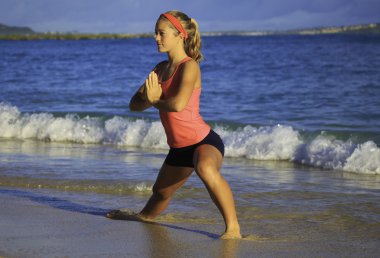 genç kadın, yoga yaparken uzanıyor ve med