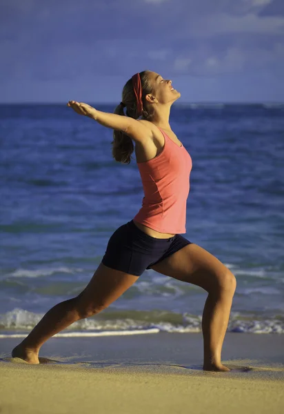 Młoda Kobieta Robi Joga Rozciąga Medytacji Przez Ocean Hawajach — Zdjęcie stockowe