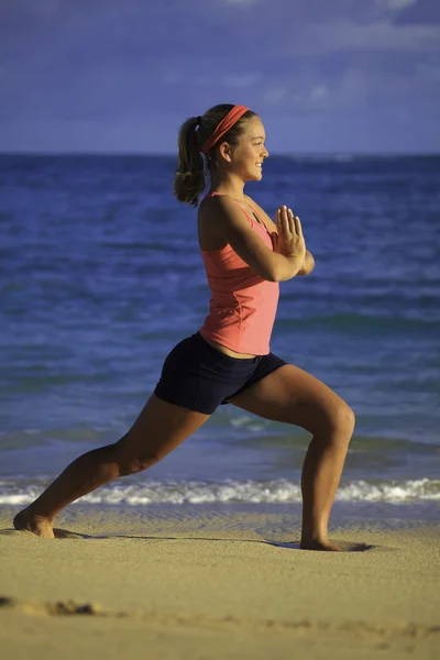 ハワイの海沿いのストレッチ ヨガや瞑想を行う若い女性 — ストック写真