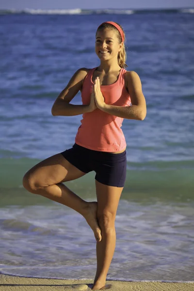 Ung Kvinna Gör Yoga Sträckor Och Meditation Havet Hawaii — Stockfoto