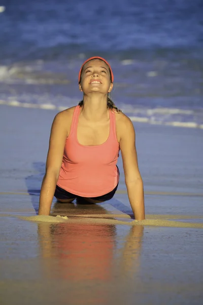 Молода Жінка Робить Йогу Розтягується Медитує Біля Океану Гаваях — стокове фото