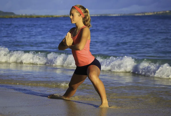 Jeune femme faisant du yoga, étirements, et med — Photo