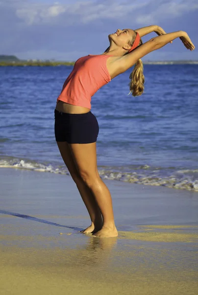 Jovem Fazendo Ioga Alongamentos Meditação Junto Oceano Hawaii — Fotografia de Stock