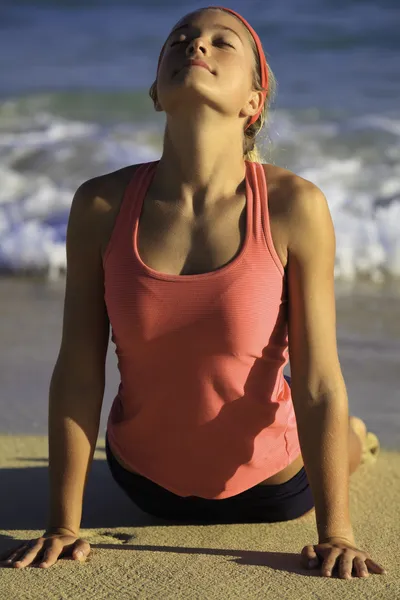 Genç Kadın Okyanus Hawaii Yoga Uzanır Meditasyon Yapıyor — Stok fotoğraf