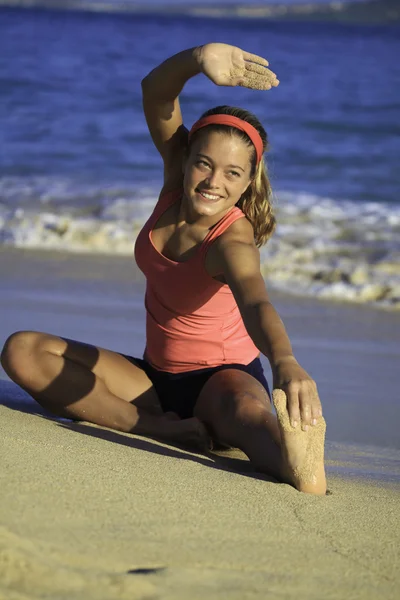 ハワイの海沿いのストレッチ ヨガや瞑想を行う若い女性 — ストック写真
