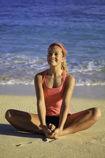 Jonge vrouw doet yoga, strekt zich uit, en med — Stockfoto