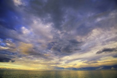 lanikai beach Oahu'da rüzgarlıkısmına alacakaranlıkta