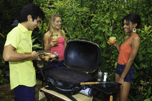 Tři přátelé na barbecue party na Havaji — Stock fotografie