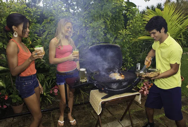 Trzech przyjaciół na grill party na Hawajach — Zdjęcie stockowe