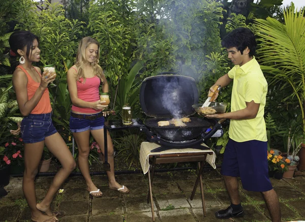 Drie vrienden op een barbecue feestje in Hawaï — Stockfoto