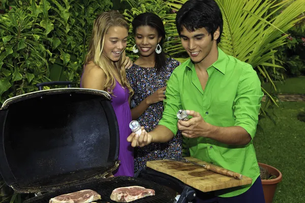 Tři Přátelé Barbecue Party Jejich Tropické Zahradě Hawaii — Stock fotografie