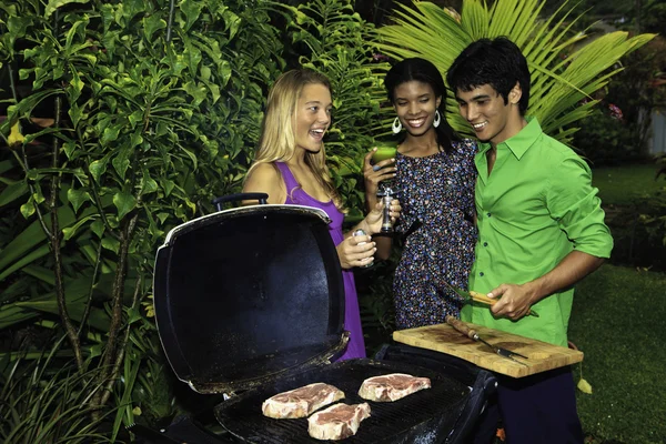 Vrienden op een barbecue feestje — Stockfoto