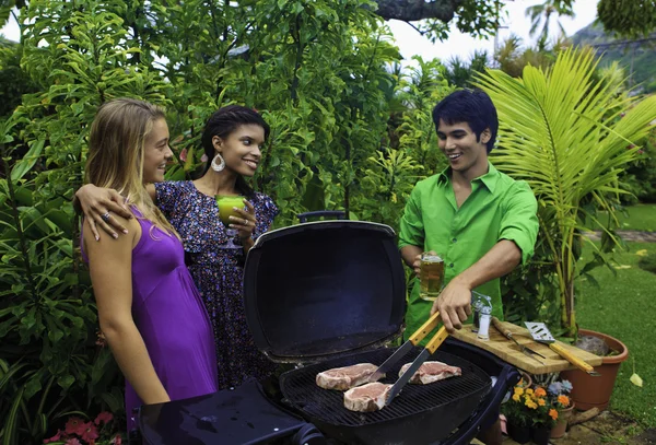 Trois Amis Une Fête Barbecue Dans Leur Jardin Tropical Hawaï — Photo