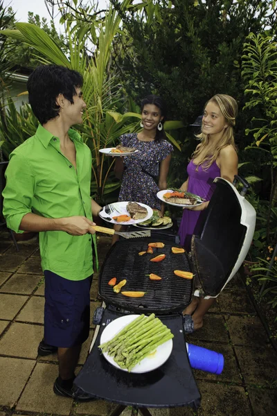 Tre Amici Una Festa Barbecue Nel Loro Giardino Tropicale Alle — Foto Stock
