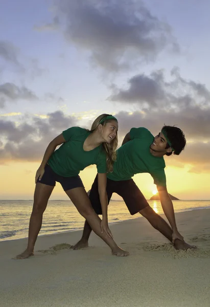 Junges Paar Beim Yoga Stretching Und Meditation Strand Bei Sonnenaufgang — Stockfoto