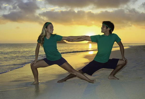 Jeune Couple Faisant Yoga Des Étirements Méditation Sur Plage Lever — Photo