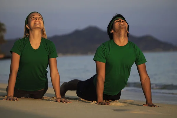 Молода Пара Займається Йогою Розтягується Медитацією Пляжі Сході Сонця — стокове фото