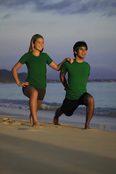 Giovane Coppia Che Yoga Stretching Meditazione Sulla Spiaggia All Alba — Foto Stock