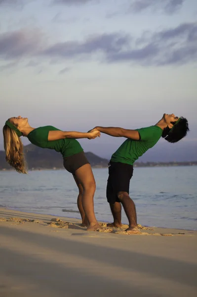 Ungt Par Gör Yoga Sträckor Och Meditation Stranden Vid Soluppgången — Stockfoto