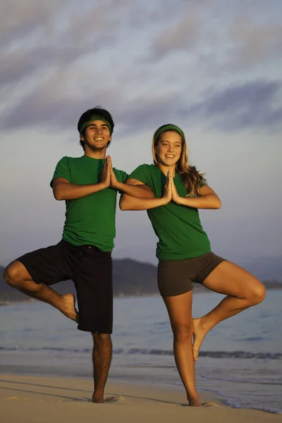 Jong Koppel Doen Meditatie Yoga Strekt Zich Uit Het Strand — Stockfoto