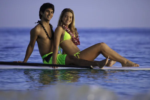 Młoda Para Paddleboard Hawaje Laguny Sylwetki Porannym Słońcu — Zdjęcie stockowe