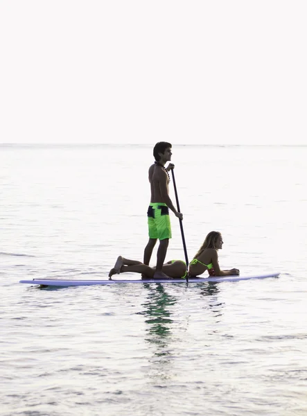 Casal em um paddleboard — Fotografia de Stock