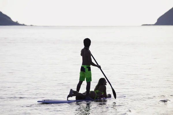 朝の太陽のシルエット ハワイ ラグーン Paddleboard の若いカップル — ストック写真