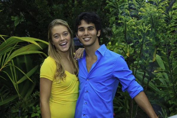 年轻夫妇一起在他们的夏威夷花园 — 图库照片