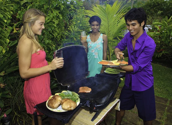 三个朋友在夏威夷烧烤晚会 — 图库照片
