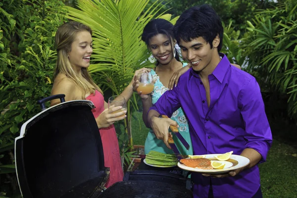 三个朋友在他们在夏威夷的热带花园中的烧烤晚会 — 图库照片