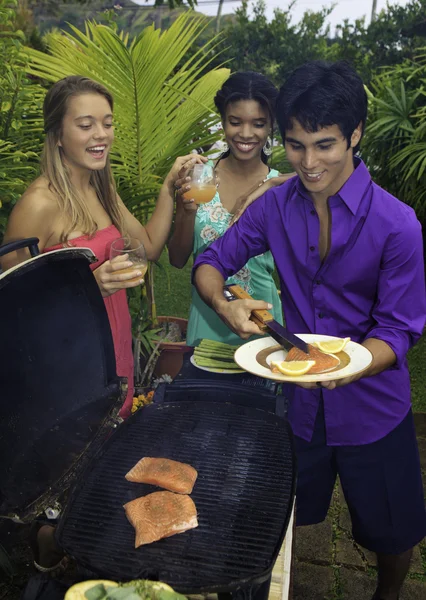 三个朋友在他们在夏威夷的热带花园中的烧烤晚会 — 图库照片