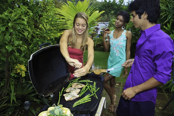 Trzech Znajomych Imprezie Grill Tropikalny Ogród Hawajach — Zdjęcie stockowe