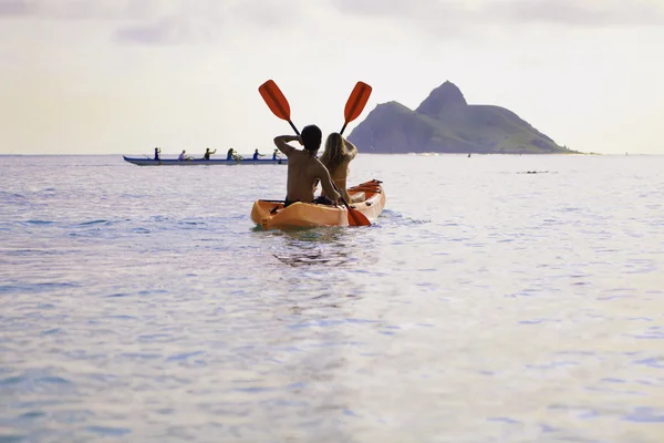 Pareja remando su kayak — Foto de Stock